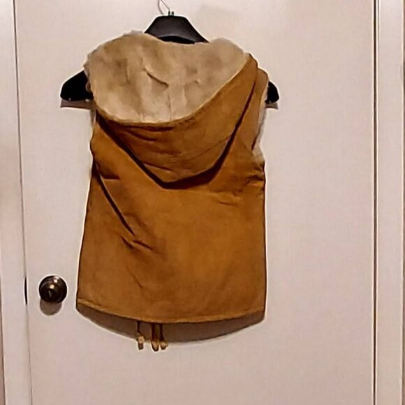 Dawns Fashions Womans  Suede Vest  Fur like lining  Sz 7 1 Flaw Tan Suede - Picture 2 of 9